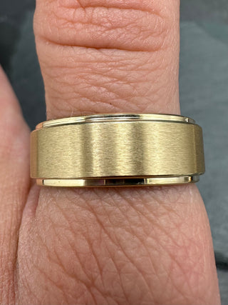 Gold Stepped Rails Band