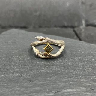 Twig Overlap Ring with Diamond Cube