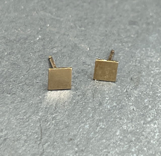 Little square stud earrings