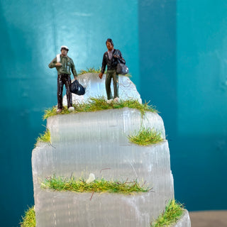 Selenite Crystal Diorama - 2 Figures: Baggage