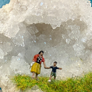 Quartz Crystal Diorama - 2 Figures: Let's Go