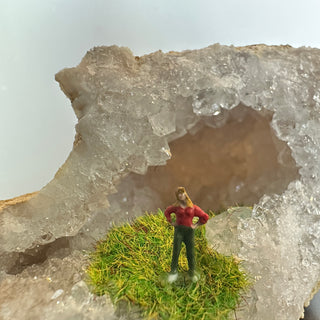 Quartz Crystal Diorama - 1 Figure: Boss Lady in Red